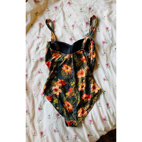 Floral swimsuit size: Medium Brand: Simon’s - Picture 4 of 4